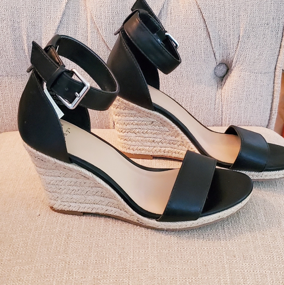 🌸Black Wedge Sandals